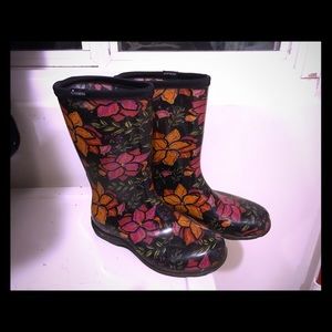 Super cute floral rain boots / waders